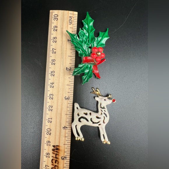 Two Christmas Brooches Reindeer Holly - Picture 2 of 12